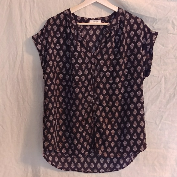 Boxy short sleeve v-neck blouse - Picture 1 of 4